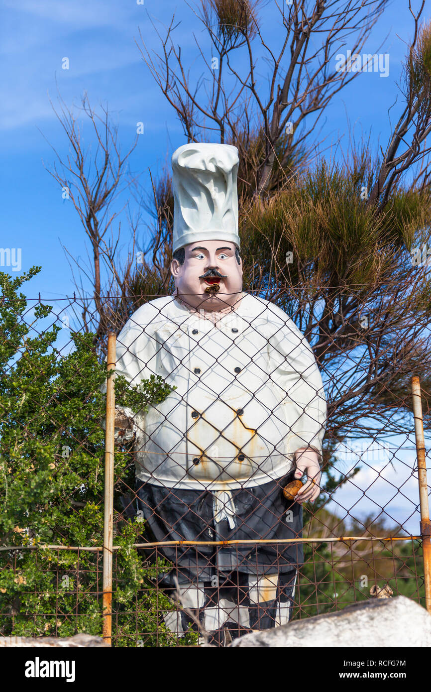 Manichino cucinare come un giardino ornamentale nel giardino dietro un filo spinato. Immagine di stock. Foto Stock