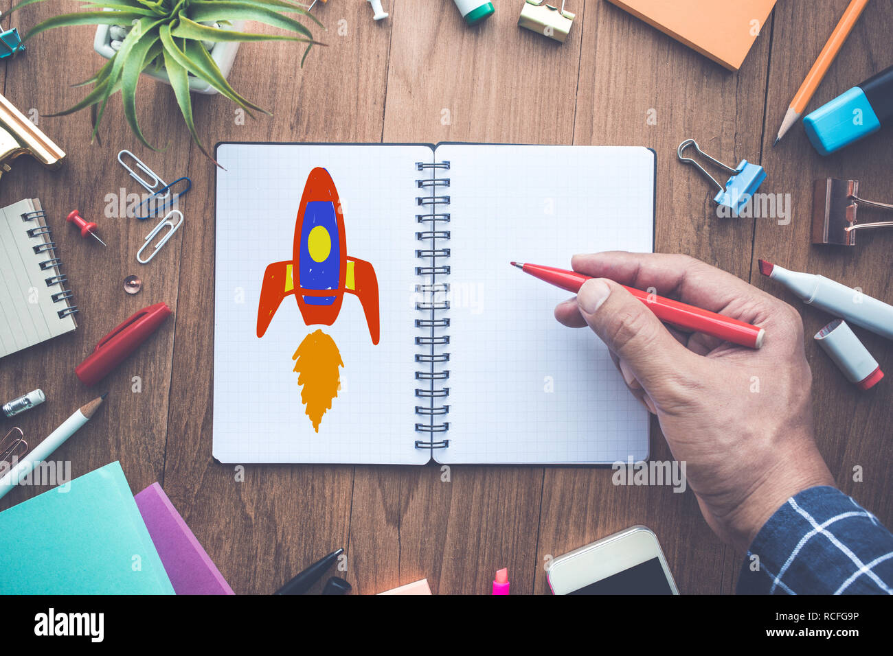 Avviare concetti con disegno a razzo su notepad.sfida aziendale Foto Stock