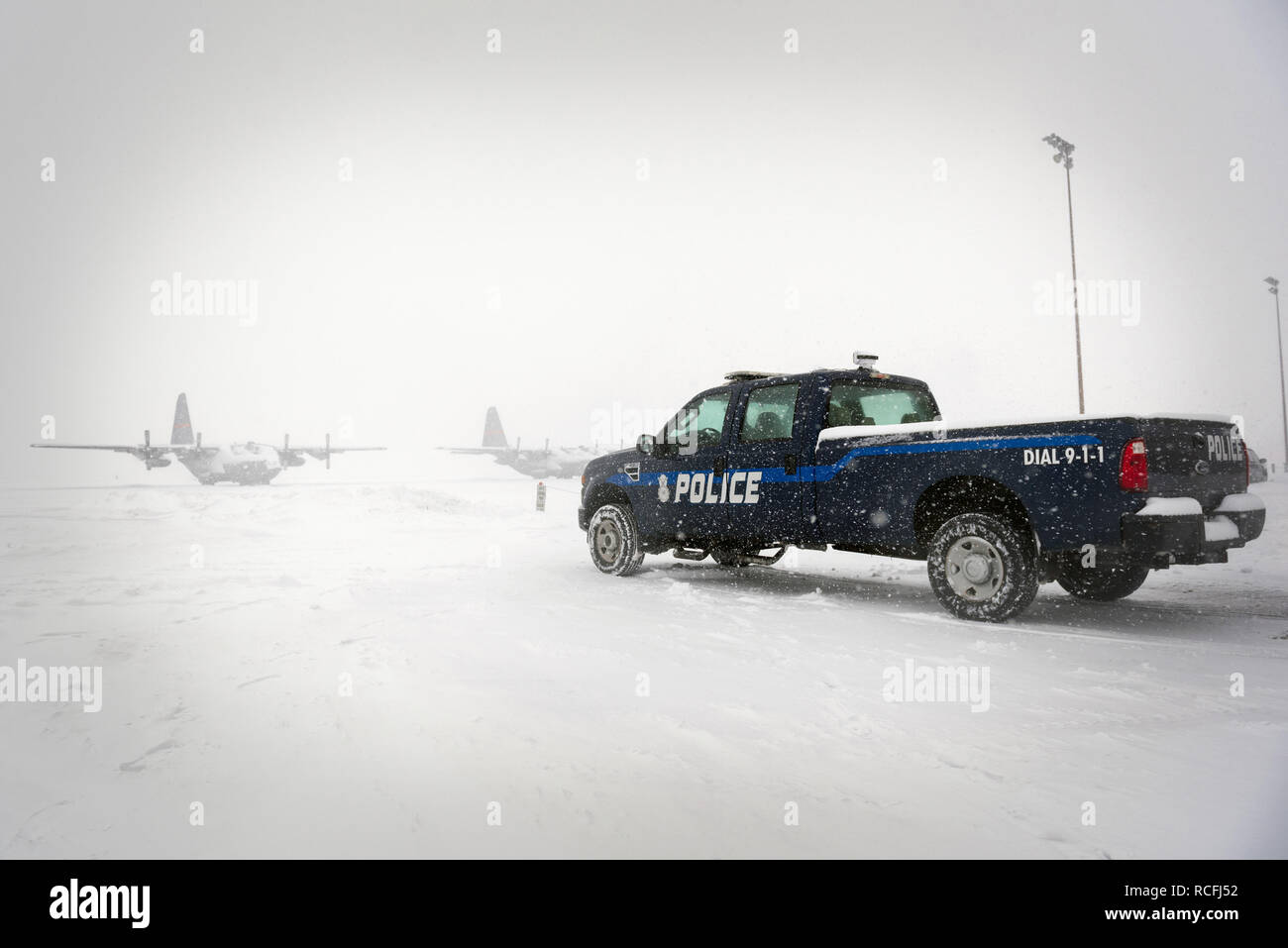 Interno di una squadra di risposta di sicurezza con la 182nd delle forze di sicurezza Squadron, Illinois Air National Guard, protezioni C-130H3 Hercules aeromobile durante una tempesta di neve all'182nd Airlift Wing in Peoria, Illinois, gennaio 12, 2019. Il Peoria zona ha ricevuto un record di 17,2 pollici di nevicata tra gennaio 11 e 12, secondo il servizio meteorologico nazionale relazioni preliminari. (U.S. Air National Guard foto di Tech. Sgt. Buehrer Lealan) Foto Stock
