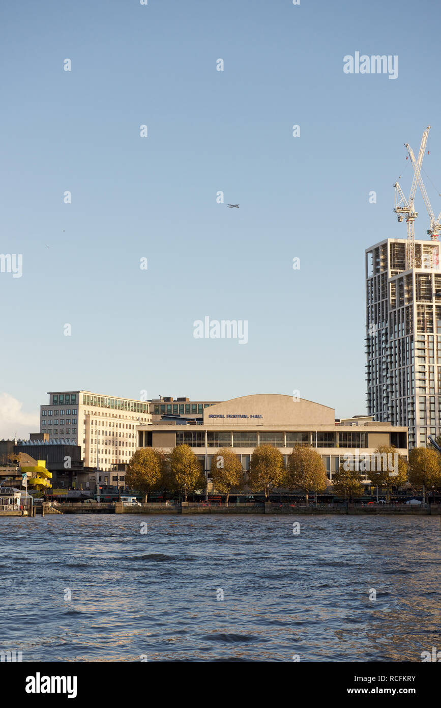 Il Royal Festival Hall dal fiume Tamigi a Londra Foto Stock