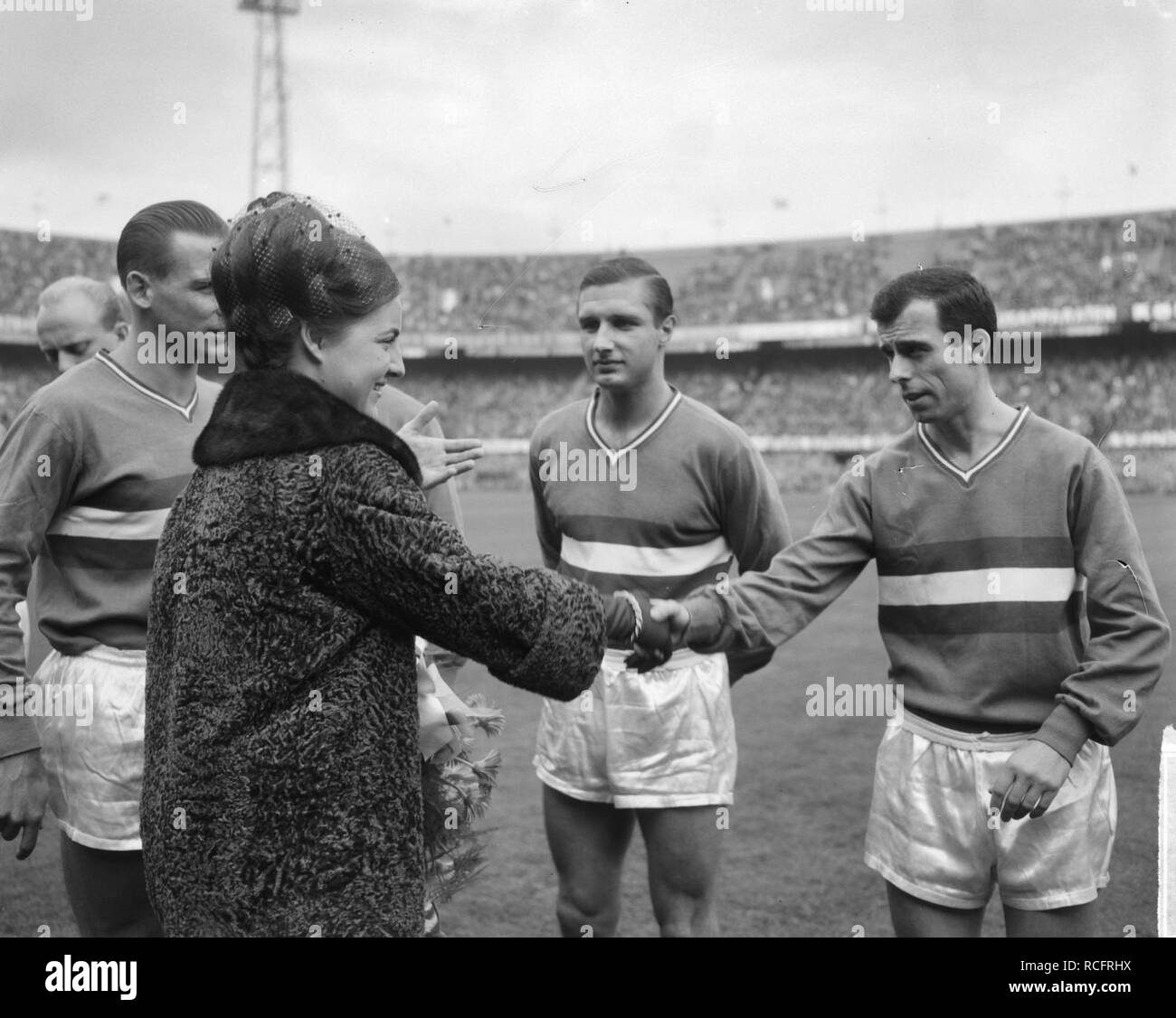 Aktie Dousadj De spelers van Feyenoord worden aan prinses Margriet voorgesteld , Bestanddeelnr 915-6250. Foto Stock