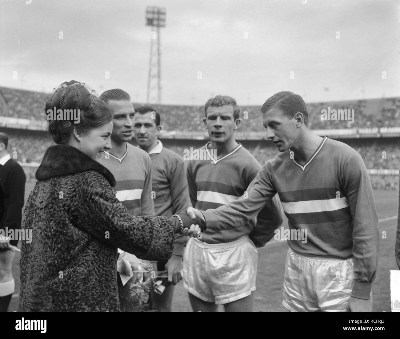 Aktie Dousadj. De spelers van Feyenoord worden aan prinses Margriet voorgesteld,, Bestanddeelnr 915-6251. Foto Stock