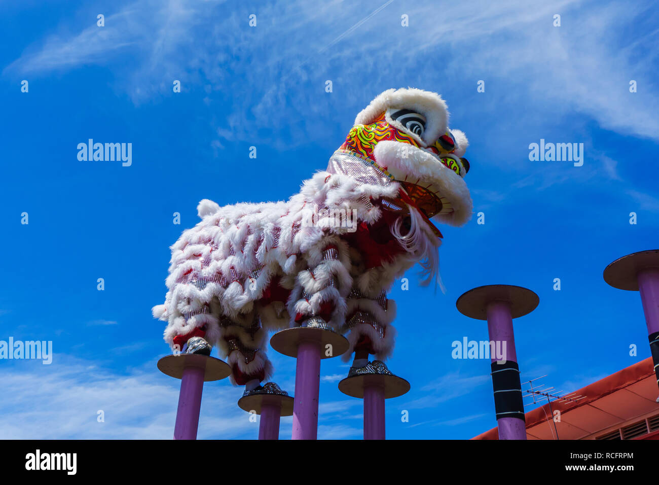 La danza del leone e i residui di carta durante la celebrazione del Capodanno cinese Foto Stock