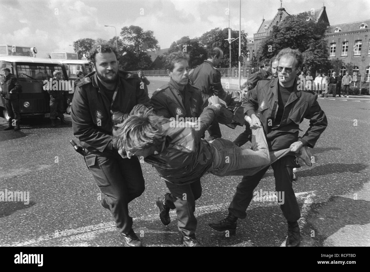 Akties tegen trasporti Radioactief Afval van Petten naar Den Helder ME-ers dra Bestanddeelnr 932-2873. Foto Stock