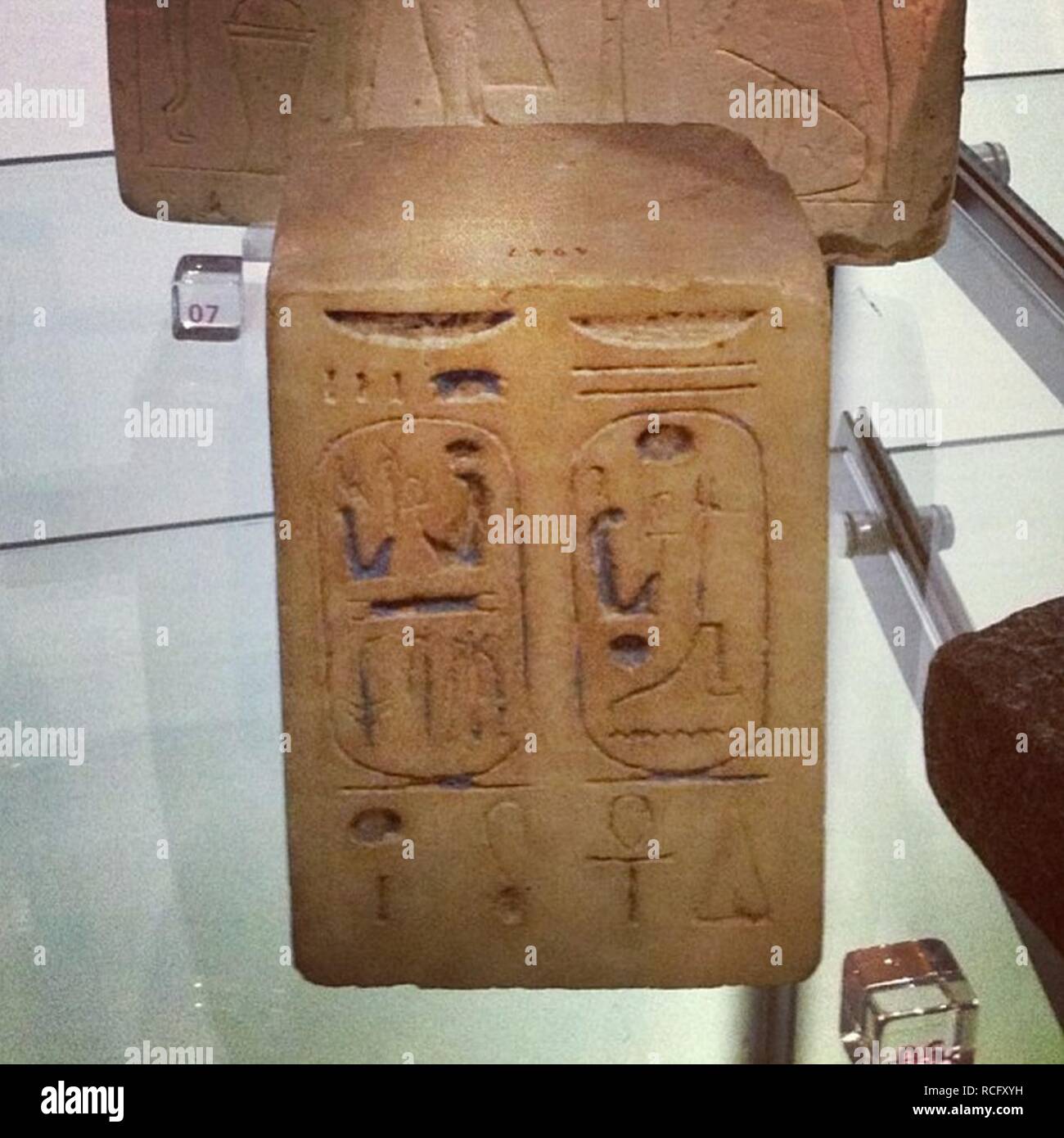 Blocco di alabastro, inscritto con i nomi di re Ramesse II e di suo figlio, il Principe Khaemwaset. (Memphis, XIX dinastia) (8564916256). Foto Stock