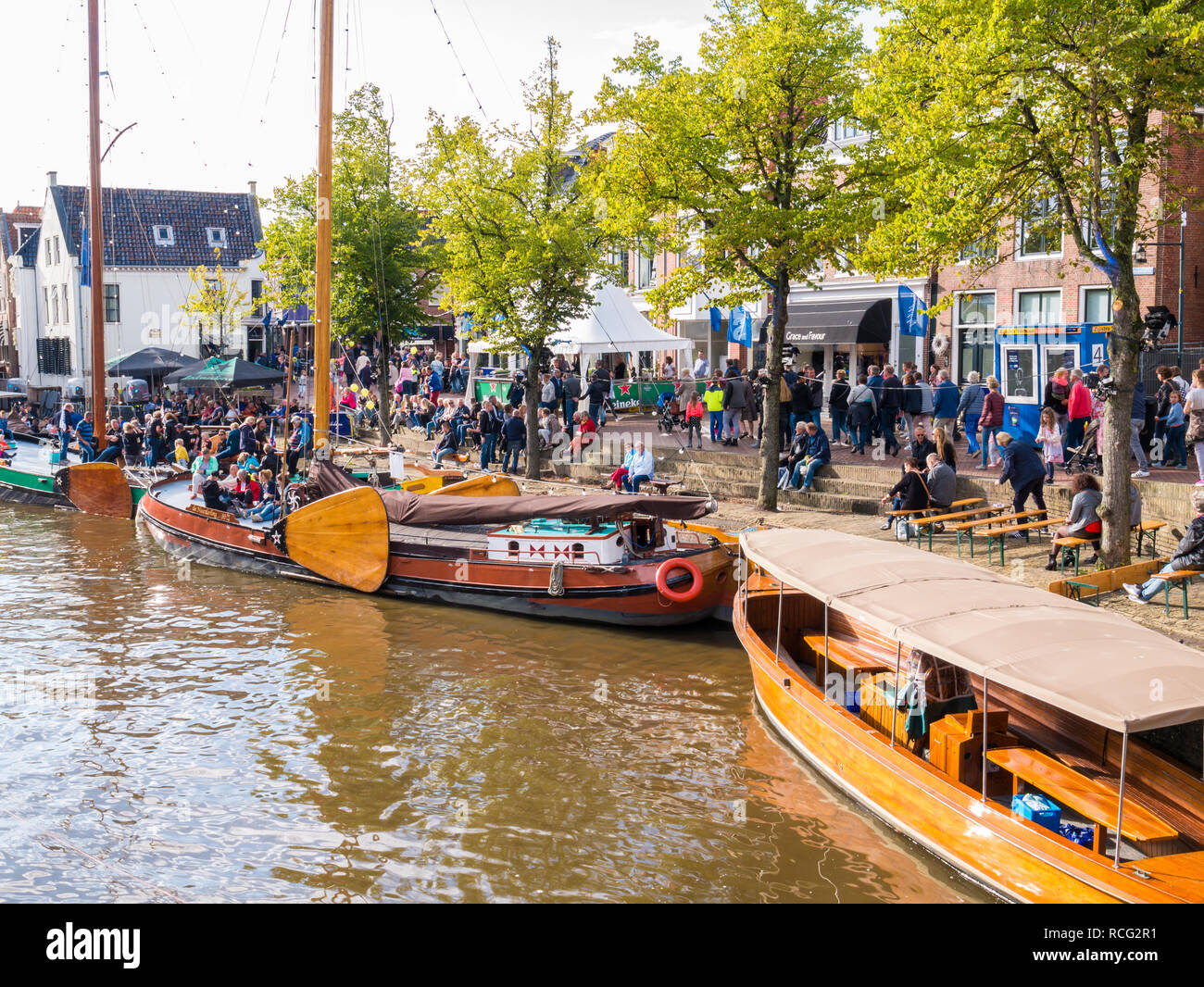 Le persone e le imbarcazioni storiche nel vecchio porto durante la manifestazione Admiralty Giorni, Dokkum, Friesland, Paesi Bassi Foto Stock