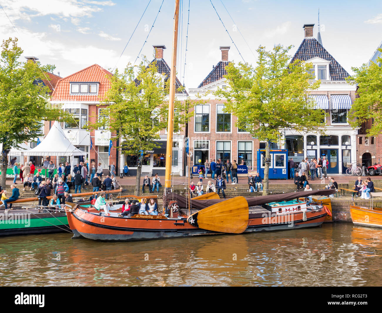 Il Quayside con le persone e con le navi storiche nel vecchio porto durante la manifestazione Admiralty Giorni, Dokkum, Friesland, Paesi Bassi Foto Stock