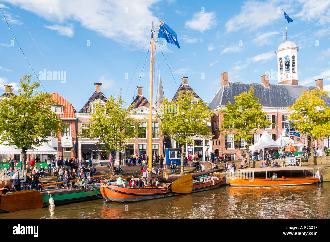 Il Quayside con le persone e con le navi storiche nel vecchio porto durante la manifestazione Admiralty Giorni, Dokkum, Friesland, Paesi Bassi Foto Stock