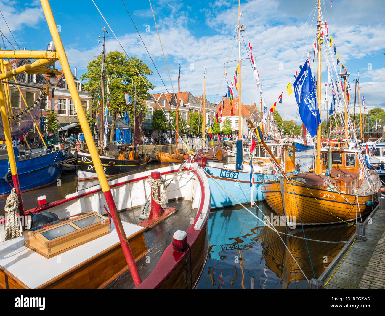 Porto storico con imbarcazioni decorate durante l evento Admiralty giorni nella città vecchia di Dokkum, Friesland, Paesi Bassi Foto Stock