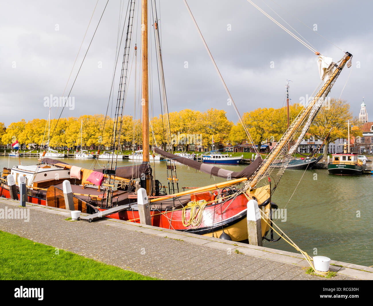 Vela tradizionale sulla chiatta quayside in porto esterno della città vecchia di Enkhuizen, Noord-Holland, Paesi Bassi Foto Stock