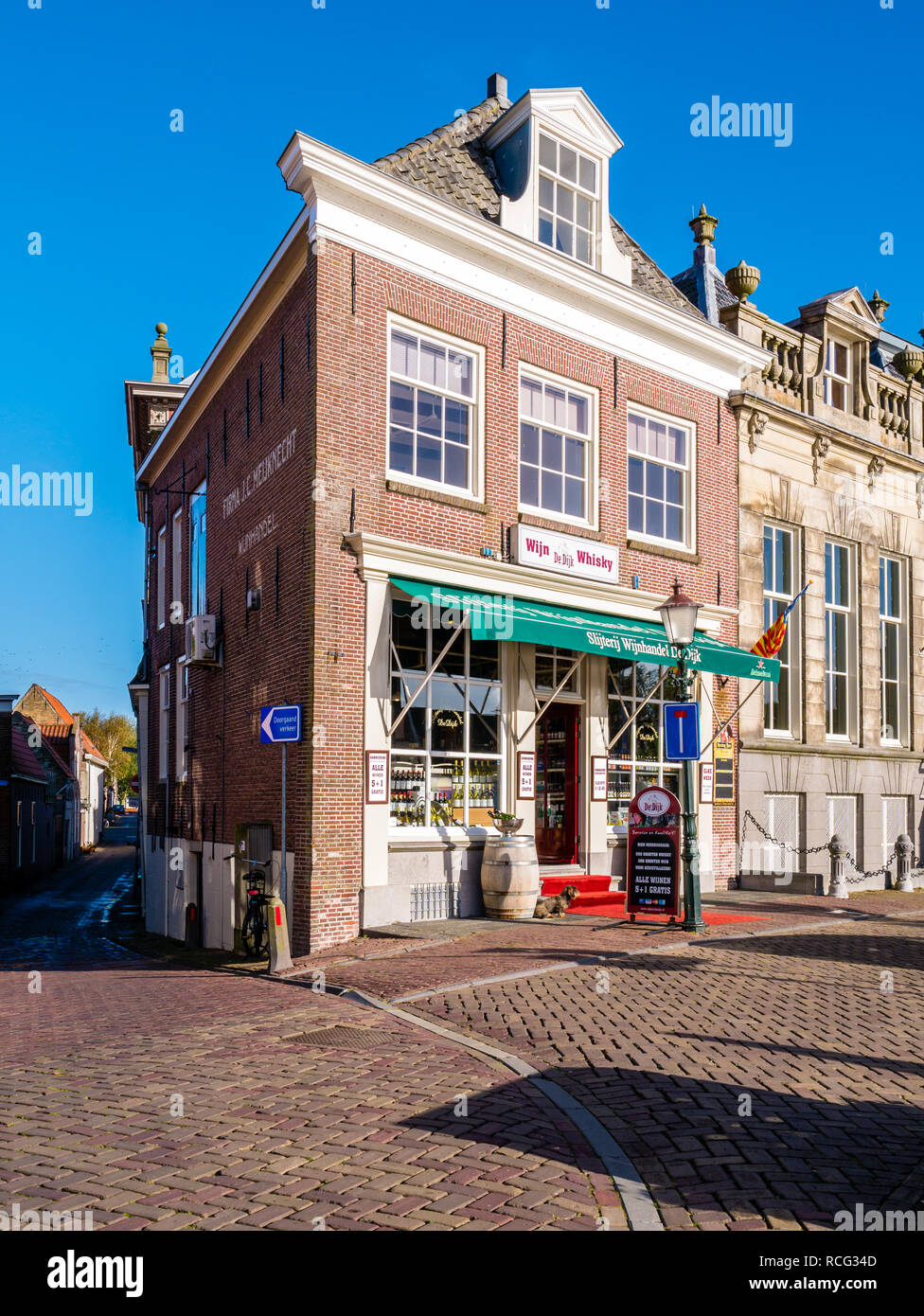 Scena di strada con wine shop nella storica casa nella città vecchia di Enkhuizen, Noord-Holland, Paesi Bassi Foto Stock