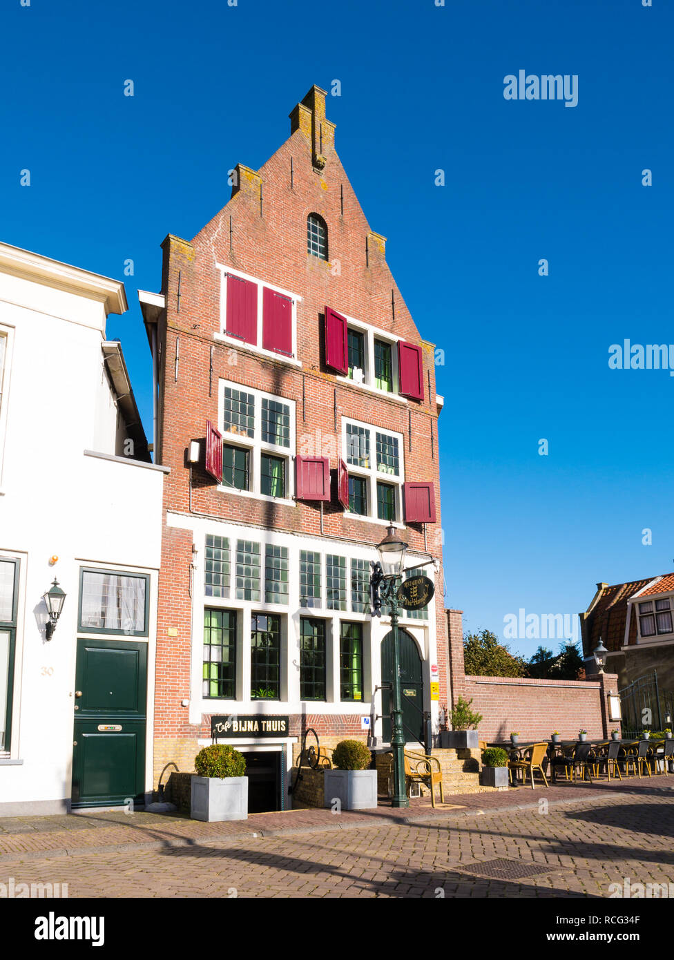 Facciata del ristorante nel centro storico di magazzino nella città vecchia di Enkhuizen, Noord-Holland, Paesi Bassi Foto Stock