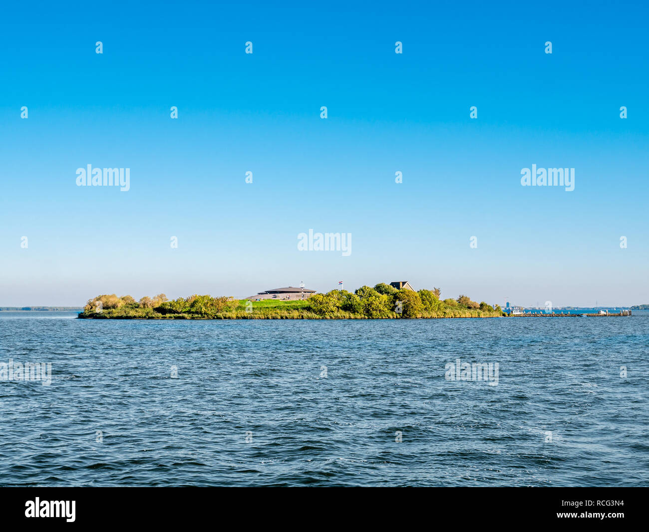 Man-made fort isola Pampus con fortezza e il molo nel lago IJmeer vicino ad Amsterdam, Paesi Bassi Foto Stock