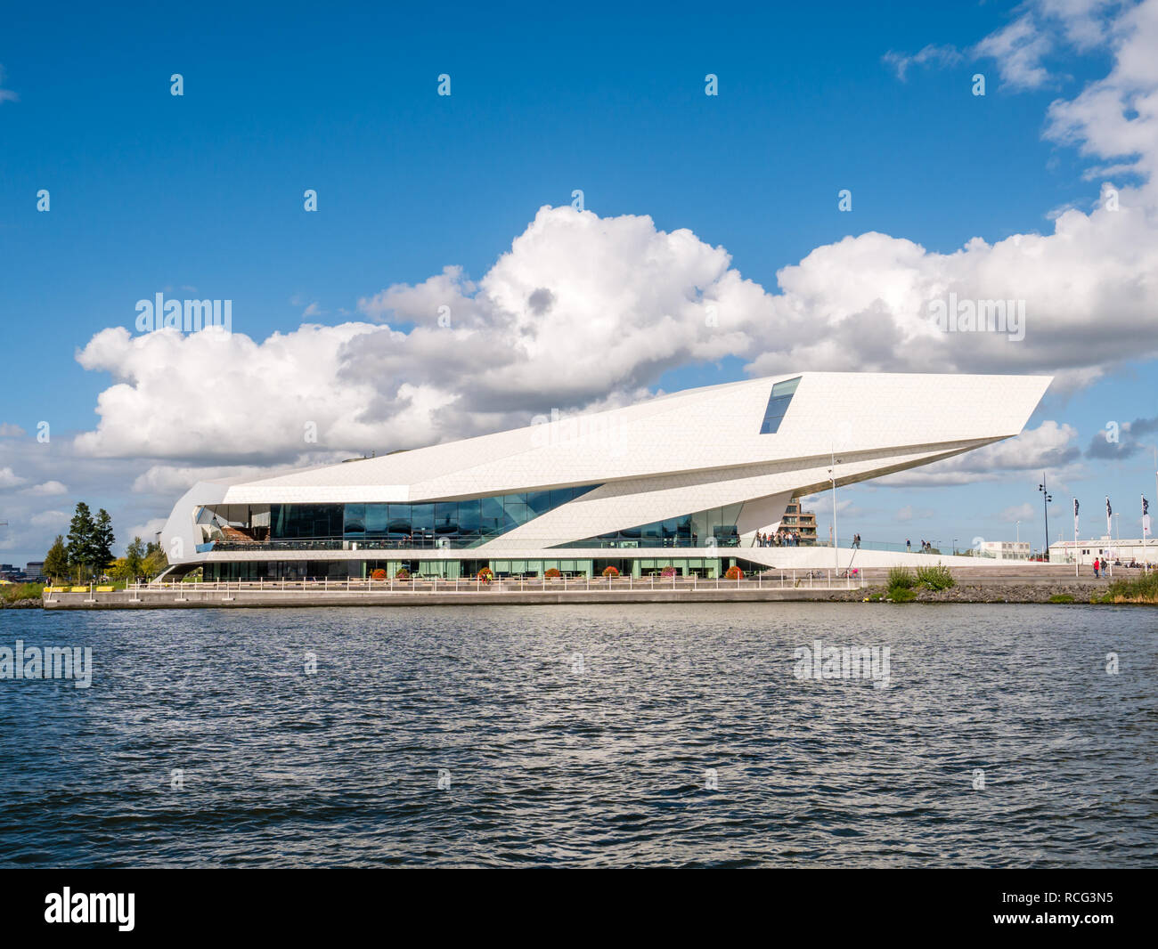 Edificio moderno di occhio di museo dei film sulla riva nord del fiume IJ in Amsterdam, Paesi Bassi Foto Stock