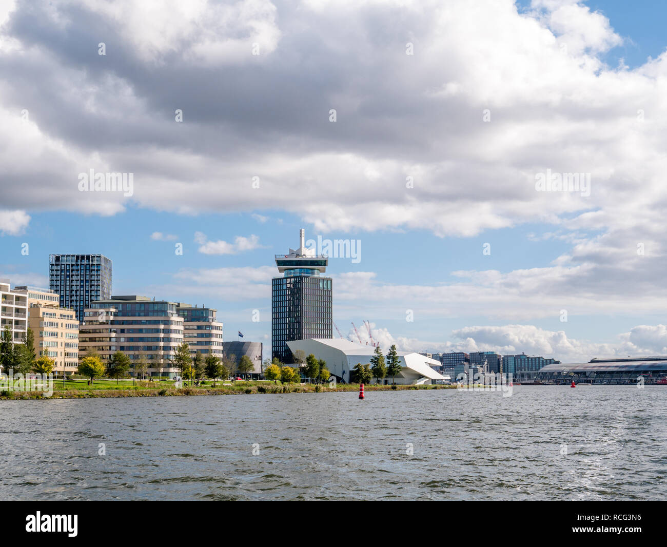 Edifici di appartamenti, occhio film museum e Torre di Adam sulla riva nord del fiume IJ in Amsterdam, Paesi Bassi Foto Stock