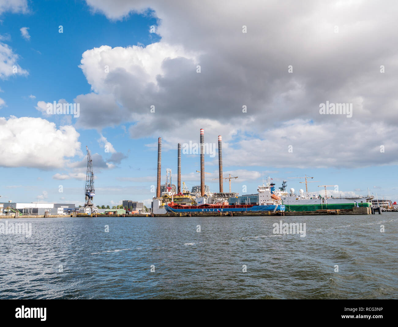 Le navi ancorate in cantiere vicino al molo NDSM sulla riva nord del fiume IJ in Amsterdam, Paesi Bassi Foto Stock