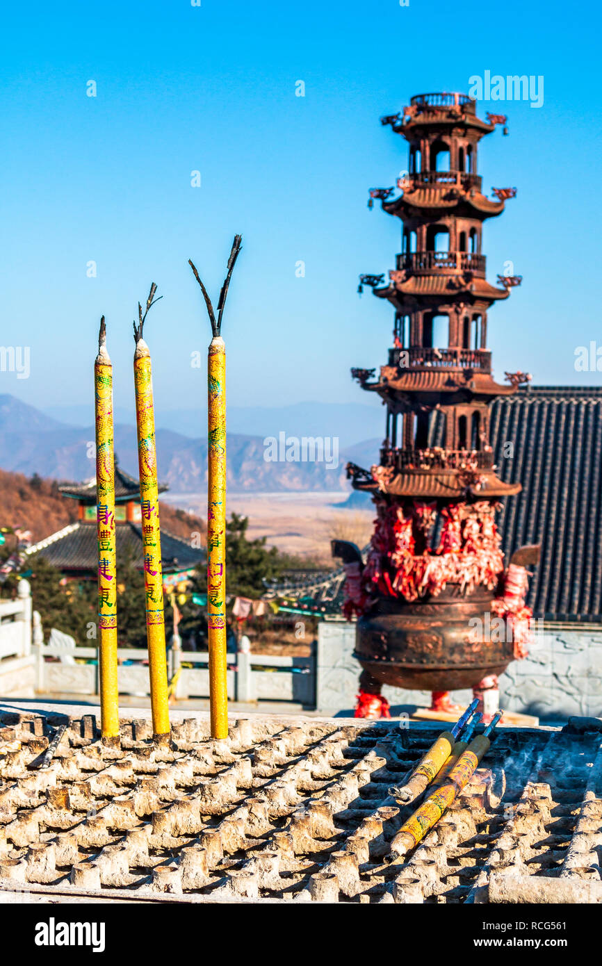 TUMEN, Cina - 31 dicembre 2018: il turibolo con è un ardente joss aroma bastoncini di incenso o candele vista dal Hua-Yang o Huayan tempio per il mou Foto Stock