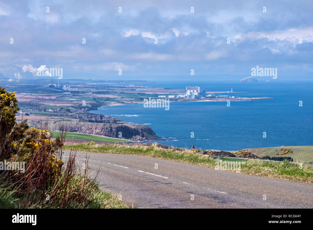 Guardando a Nord di East Lothian costa verso Dunbar, Bass Rock, Torness power station, dalla A1, vicino a Coldingham, Cove, frontiere, Scotland, Regno Unito Foto Stock