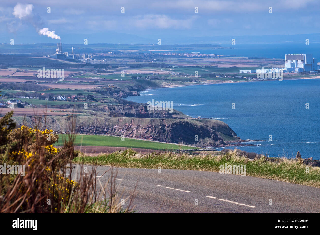 Guardando a Nord di East Lothian costa verso Dunbar, Bass Rock, Torness power station, dalla A1, vicino a Coldingham, Cove, frontiere, Scotland, Regno Unito Foto Stock