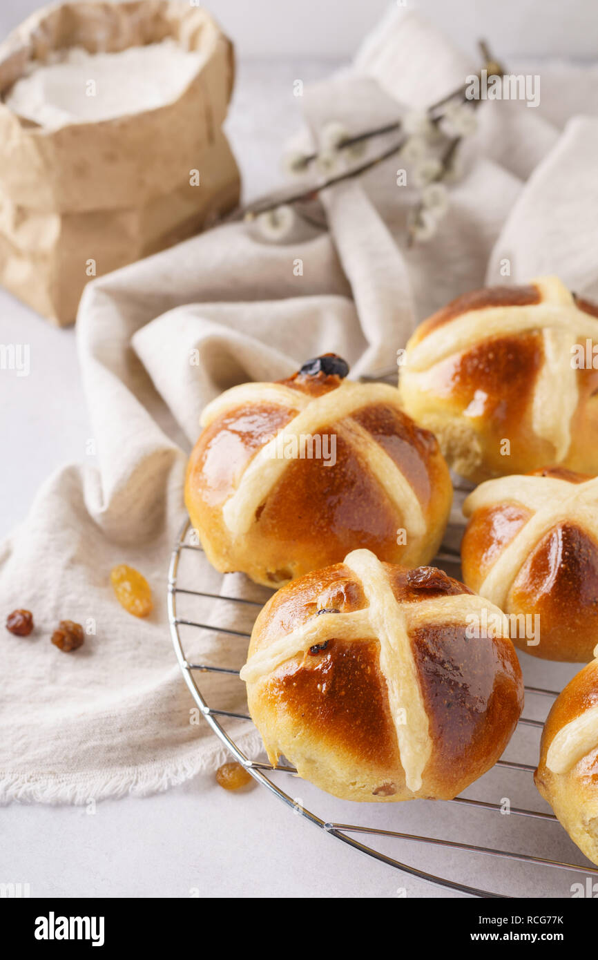 In casa hot cross panini dolci per la prima colazione. Pasqua dolci golosità. Foto Stock