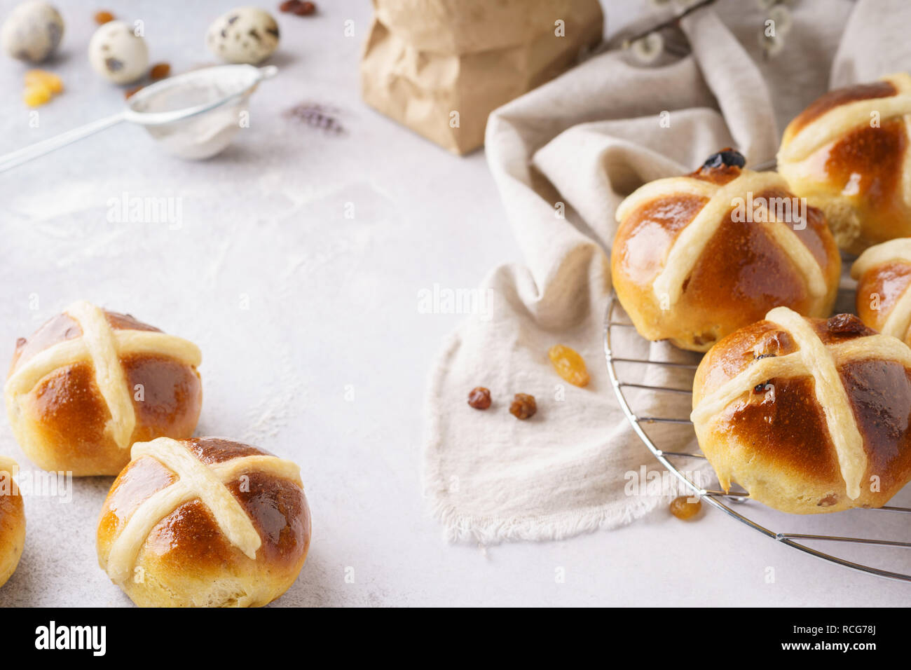 In casa hot cross panini dolci per la prima colazione. Pasqua dolci golosità. Foto Stock