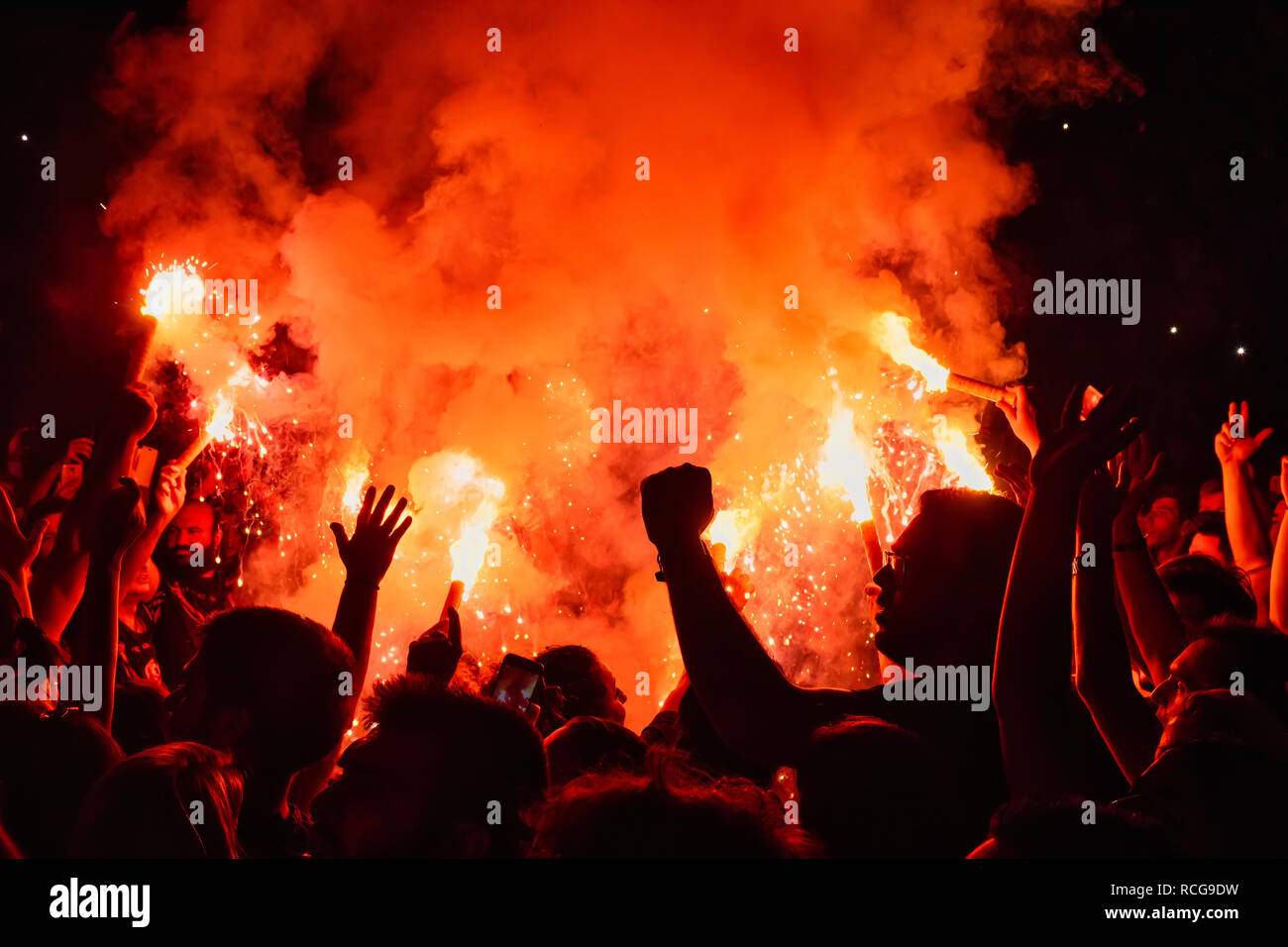 Salonicco, Grecia - 22 Settembre 2018: gli appassionati di musica di masterizzazione torcia di fuoco sulla roccia selvaggia concerto presso il teatro all'aperto della città di Salonicco. Folla a f Foto Stock