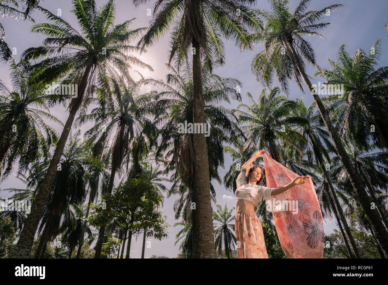Solo femmina caucasica viaggiatore solitario fra le palme in Putrajaya, Malaysia Foto Stock