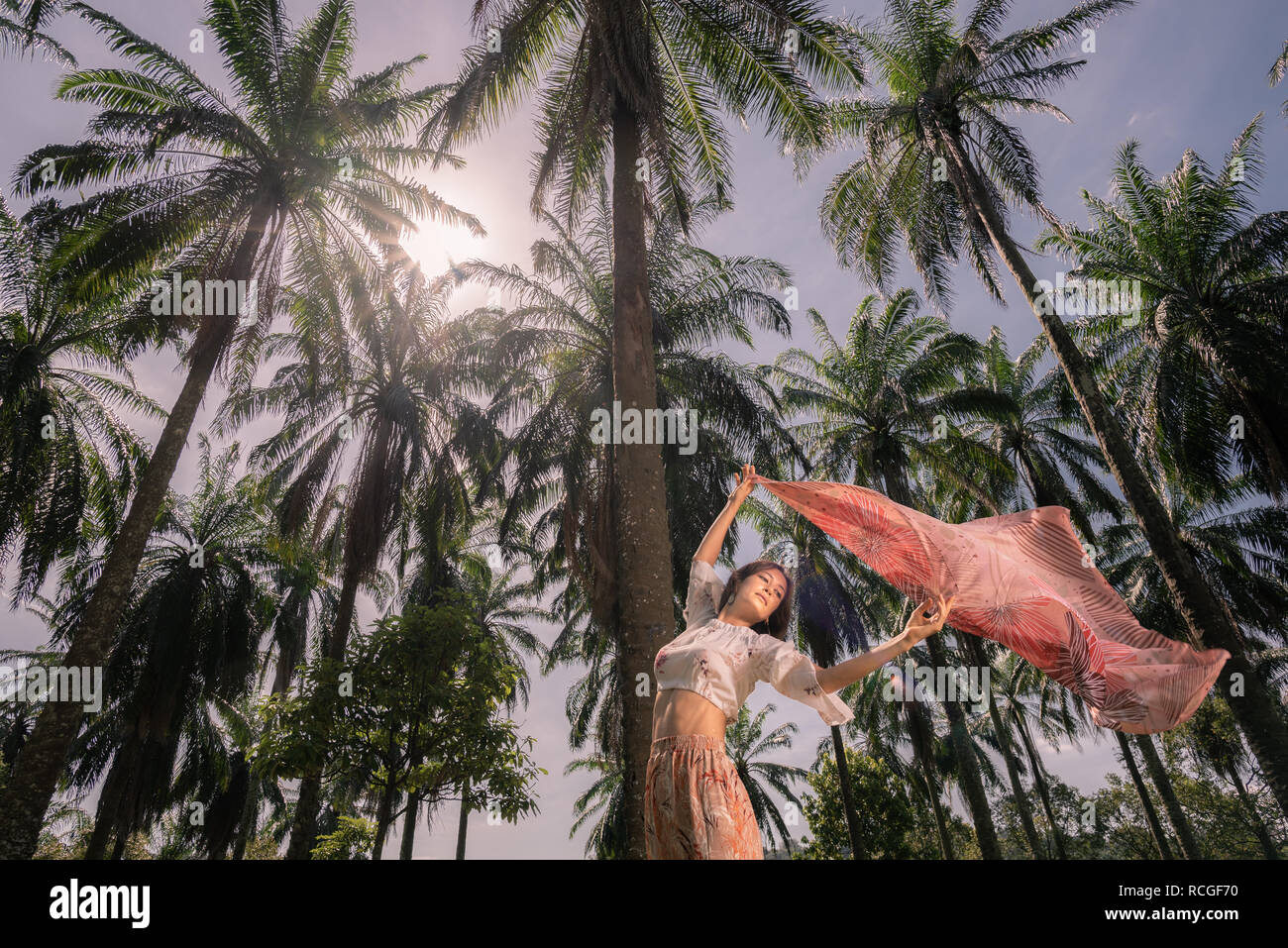 Solo femmina caucasica viaggiatore solitario fra le palme in Putrajaya, Malaysia Foto Stock