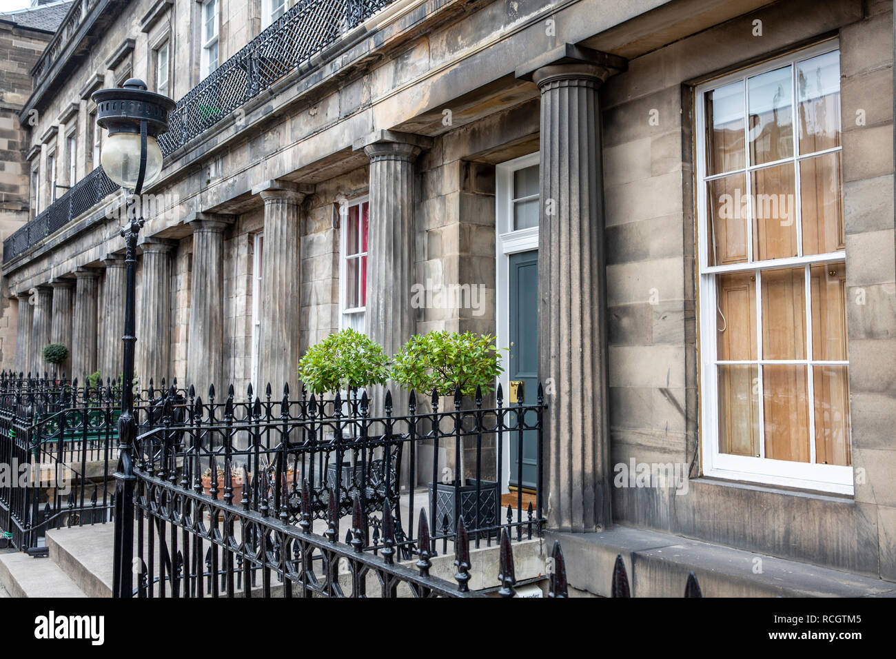 Elegante in stile georgiano di case a schiera a Stockbridge, una vivace area di Edimburgo, Scozia,l'Europa. Foto Stock