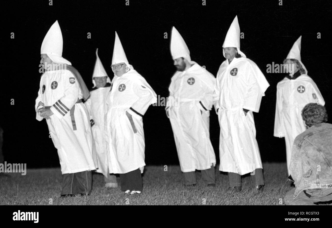 I membri del KKK in standby prima di una croce lighting è stata pianificata in Rumford Me durante il rally nella piccola cittadina di Maine town. Il Klan era stato attivo nel Maine negli anni venti e trenta , in questo gruppo di Klansmen apertamente invitati alla stampa di osservare ,la fotografia e la relazione su questo evento foto di bill belknap Foto Stock