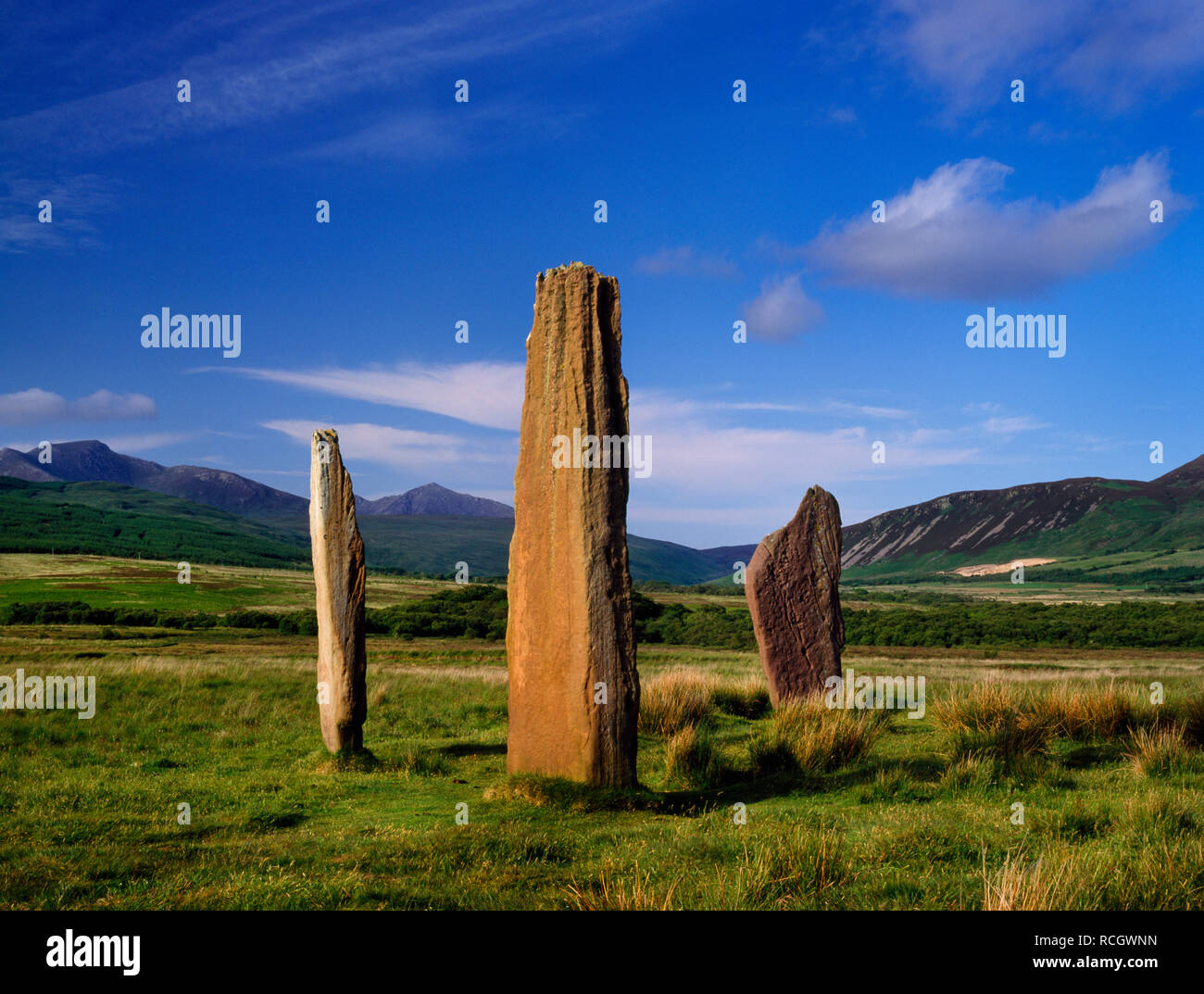 Machrie Moor circoli di pietra, Arran, Scozia: tre lastre di arenaria del cerchio II guardando NE al picco della capra cadde: parte di un bronzo Age complex Foto Stock