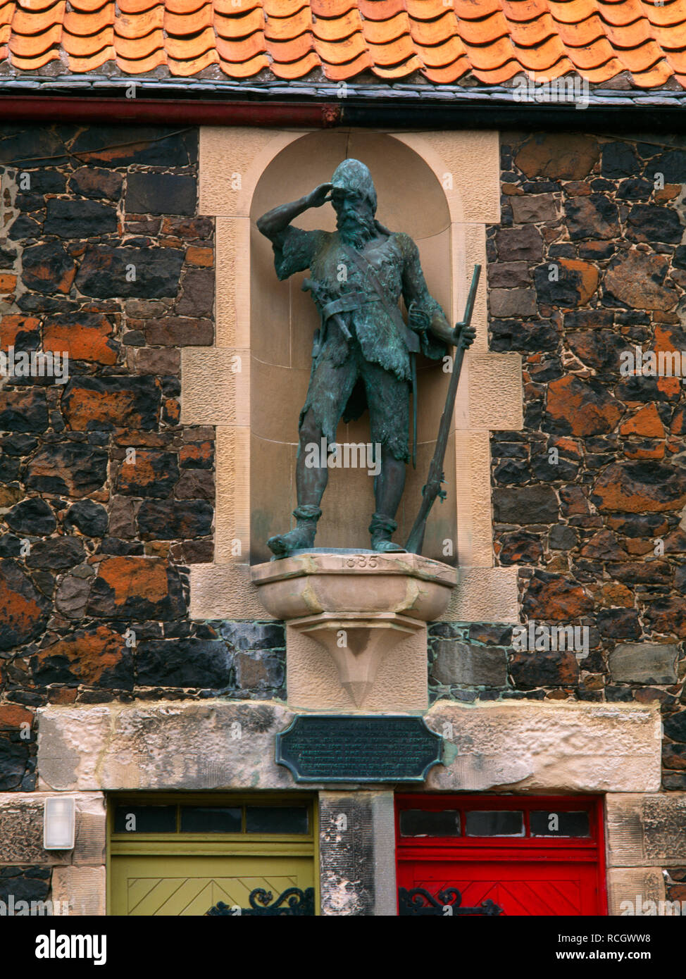 Monumento a Alexander Selkirk (uno dei modelli di Daniel Defoe il Robinson Crusoe) in Lower Largo, in East Neuk (Angolo) di Fife, Scozia, Regno Unito. Foto Stock