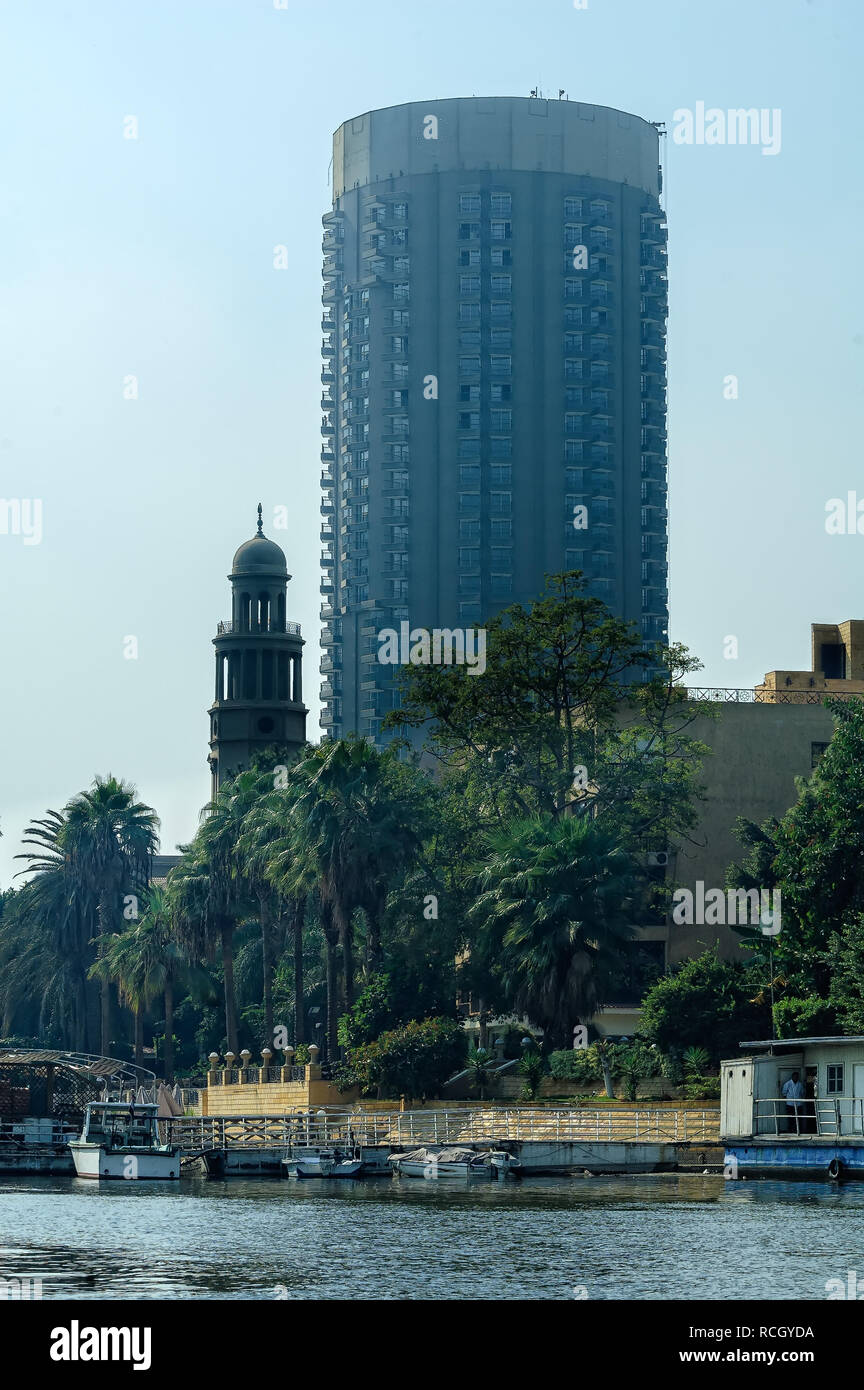 Imponente edificio in centro cittadino del Cairo. Egitto Foto Stock