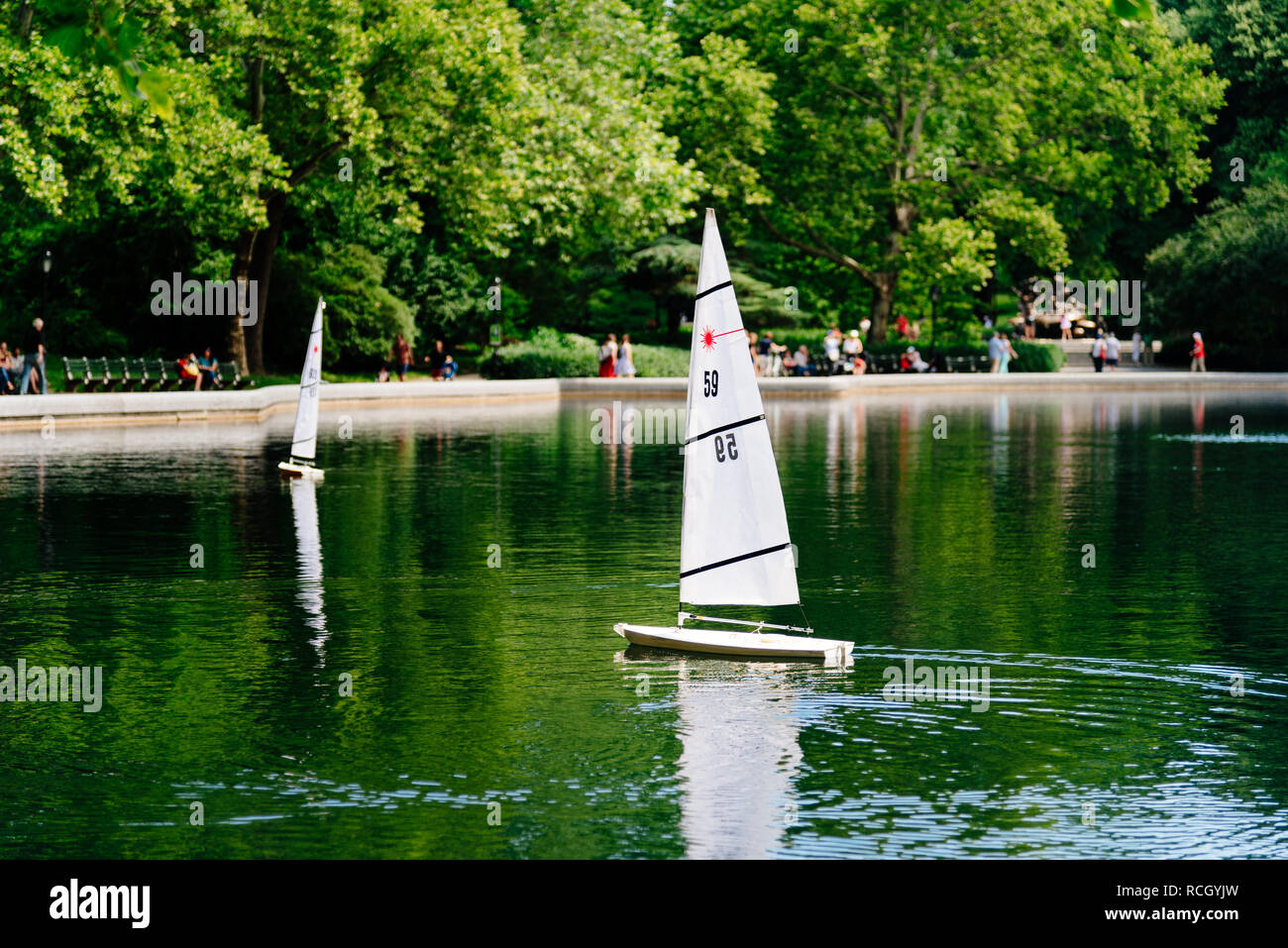 Barche a vela di modello sul conservatorio di acqua di stagno nel Central Park di New York Foto Stock