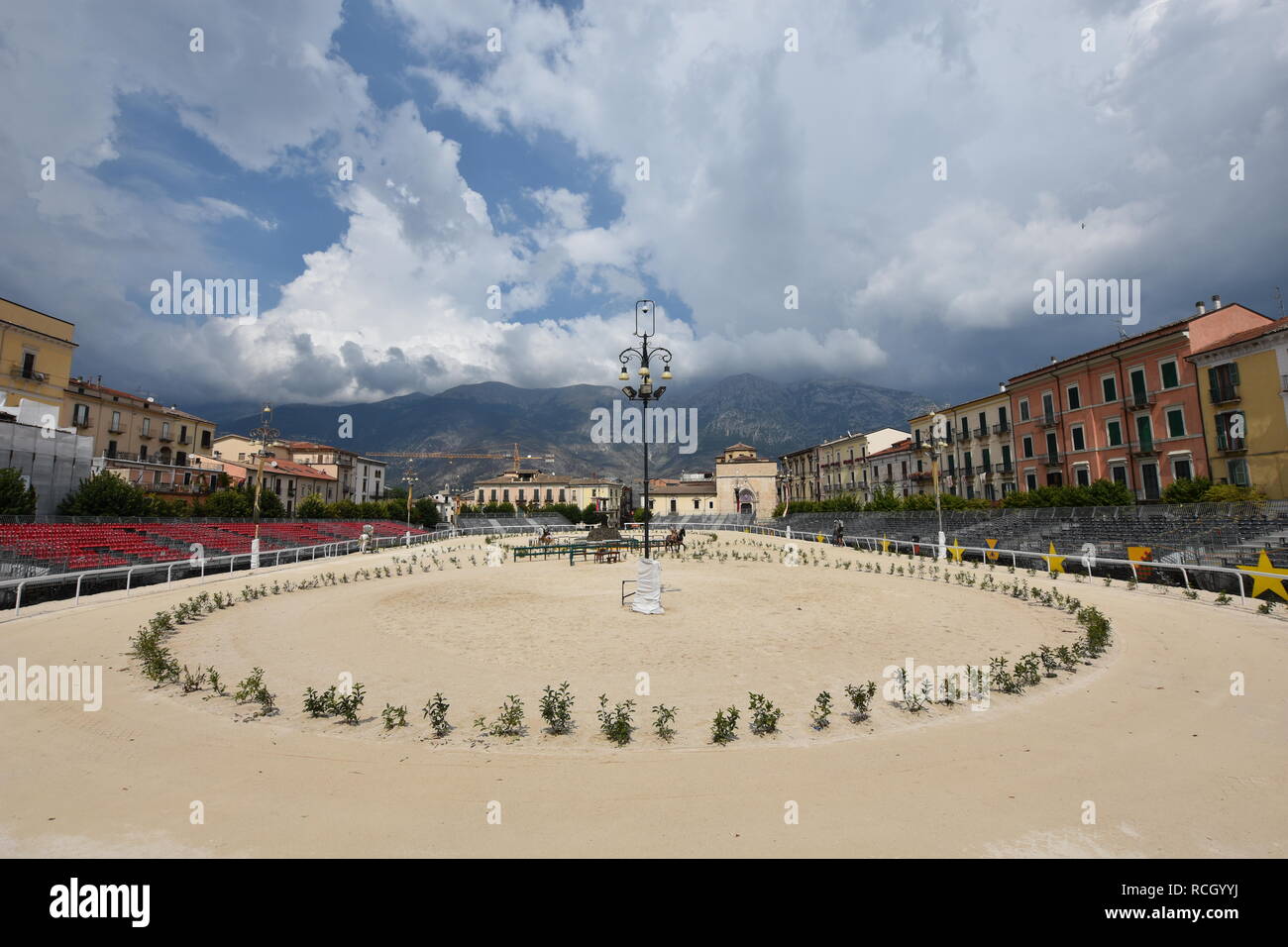 Una piazza della città medievale di Sulmona, in Italia Foto Stock