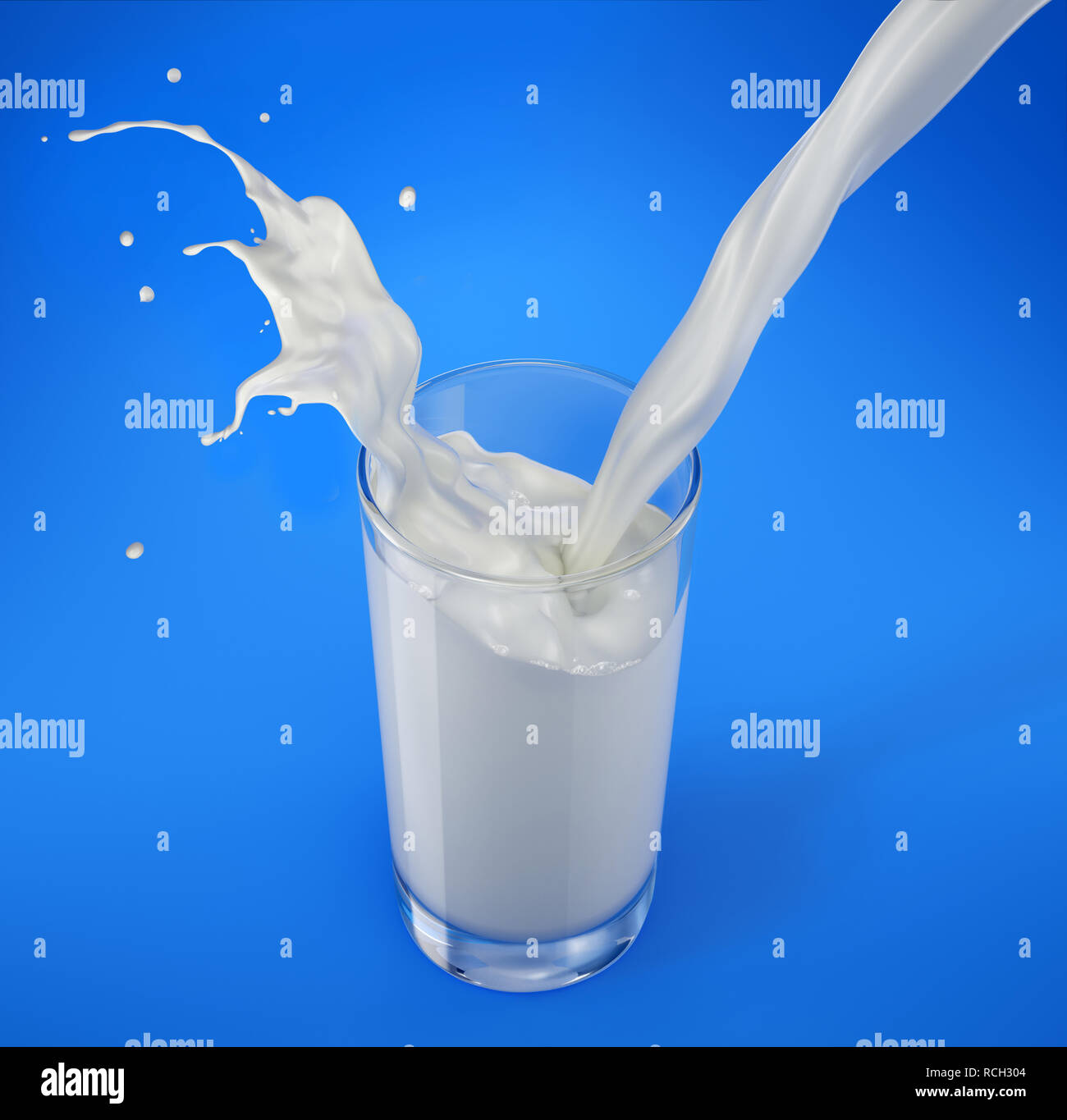 Versare il latte in vetro con splash. Visto dal di sopra. Isolato su sfondo blu. Percorso di clipping incluso. Foto Stock