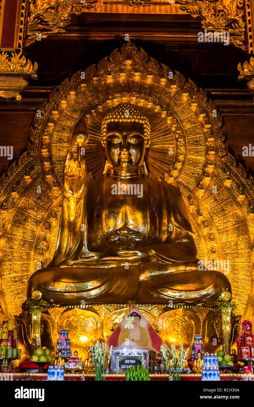 Bai Dinh tempio buddista, altare con statua del Buddha, Ninh Bình Provincia, Vietnam Foto Stock