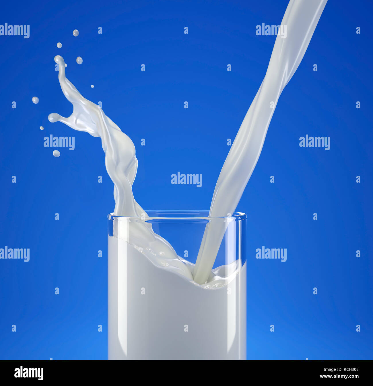 Versare il latte in vetro con splash. vista laterale vicino. Isolato su sfondo blu. Foto Stock