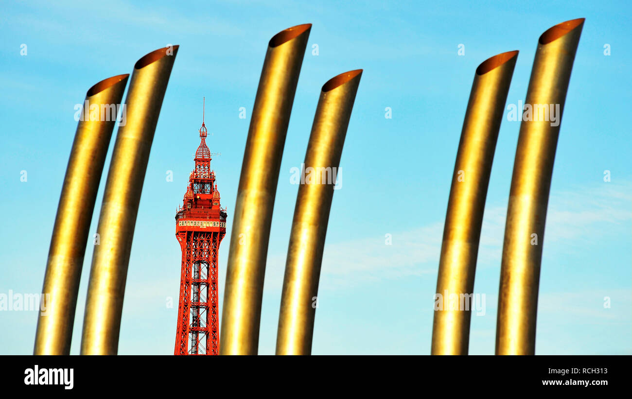 Bocche d'acciaio curve presso la stazione di pompaggio Manchester Square, telaio dello stabilimento Blackpool Tower Foto Stock