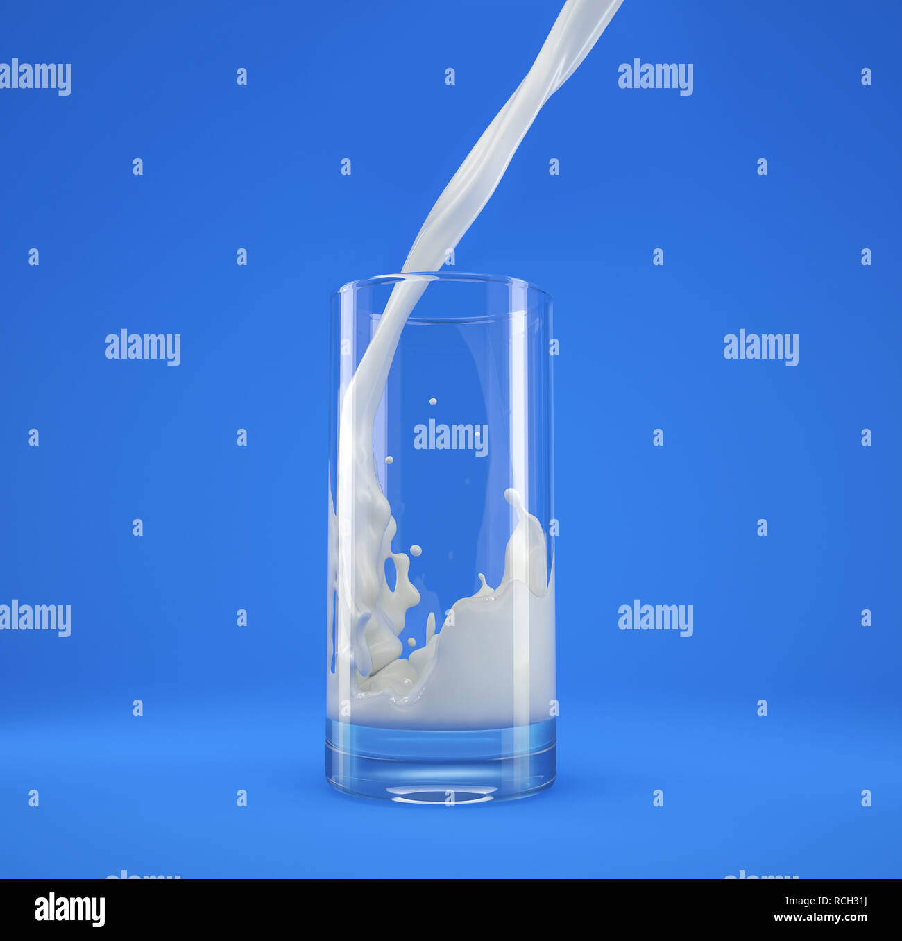 Un bicchiere di latte fresco con la colata e splash. Isolato su sfondo blu. Percorso di clipping incluso. Foto Stock