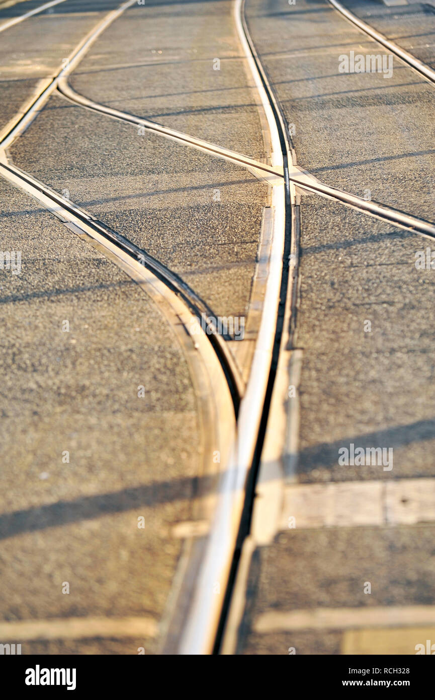 Il tram punti traccia nella luce del sole Foto Stock