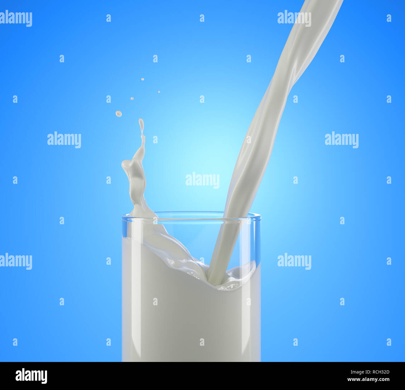 Versare il latte in vetro con splash. vista laterale vicino. Isolato su sfondo blu. Percorso di clipping incluso. Foto Stock