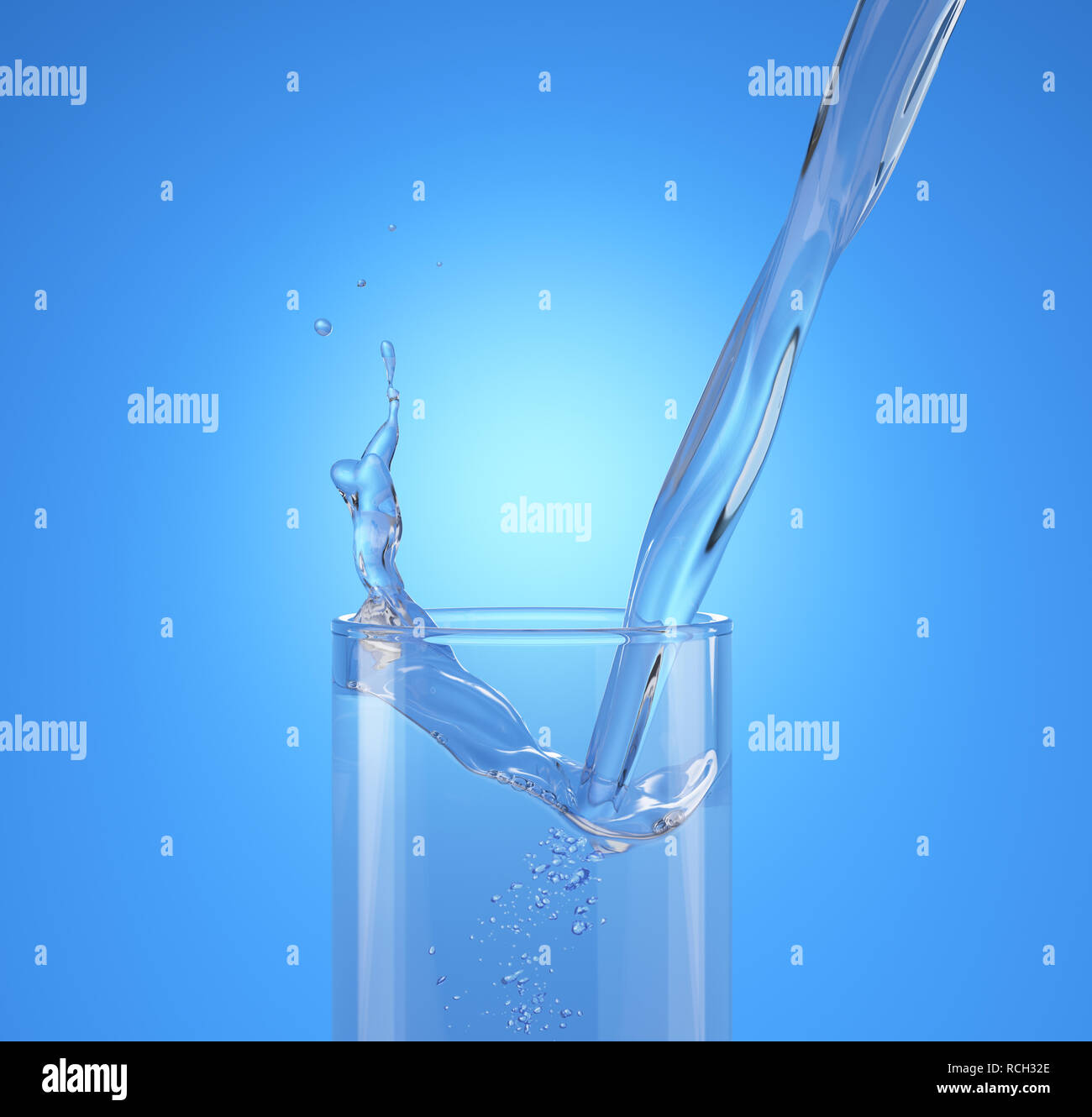 Versare acqua in un bicchiere con splash. Vista ravvicinata da un lato. Isolato su sfondo blu. Percorso di clipping incluso. Foto Stock