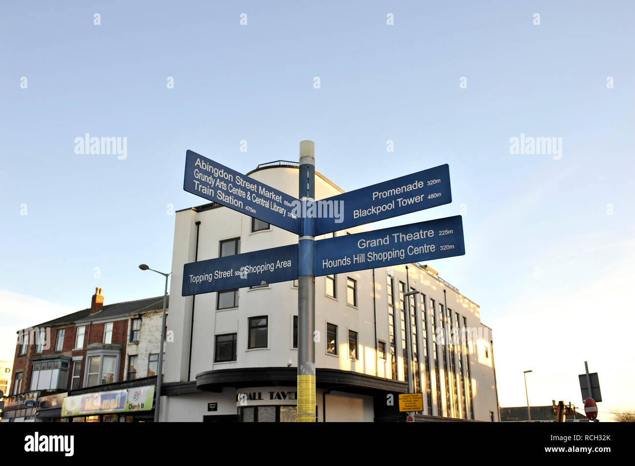 Un cartello indicante i luoghi di interesse locale di fronte al Music hall art deco, taverna, appartamenti vacanze Blackpool, Lancashire, UK Foto Stock