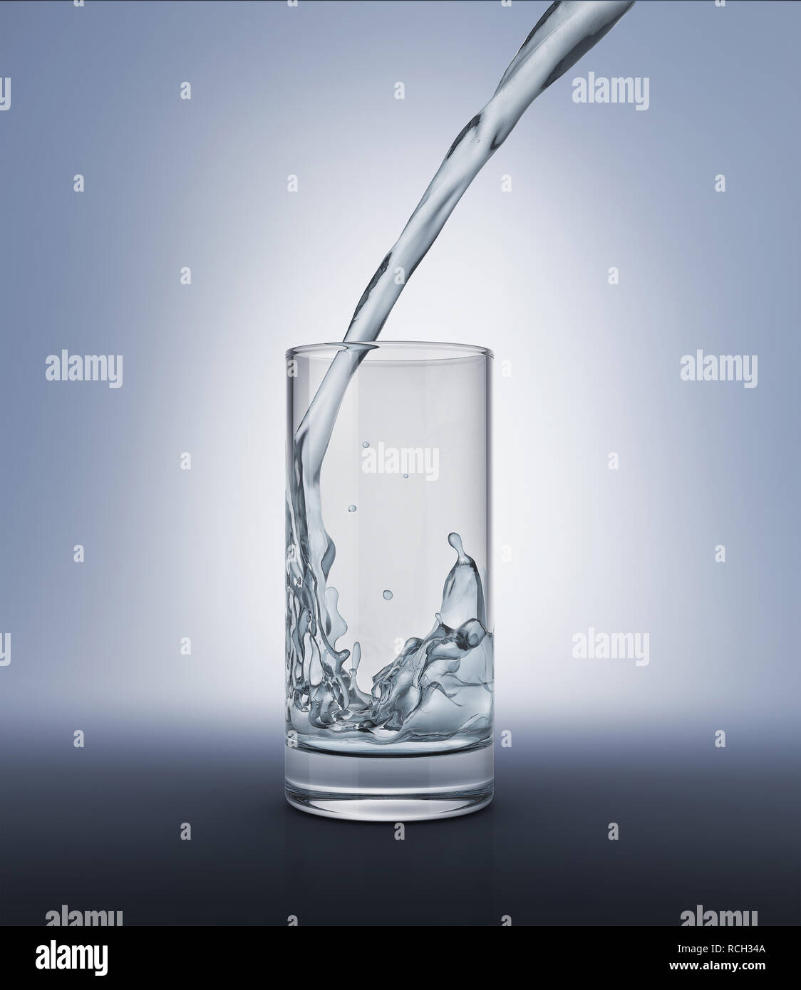 Versare acqua in un bicchiere con splash all'interno. Vista ravvicinata da un lato. Isolato su sfondo grigio. Percorso di clipping incluso. Foto Stock