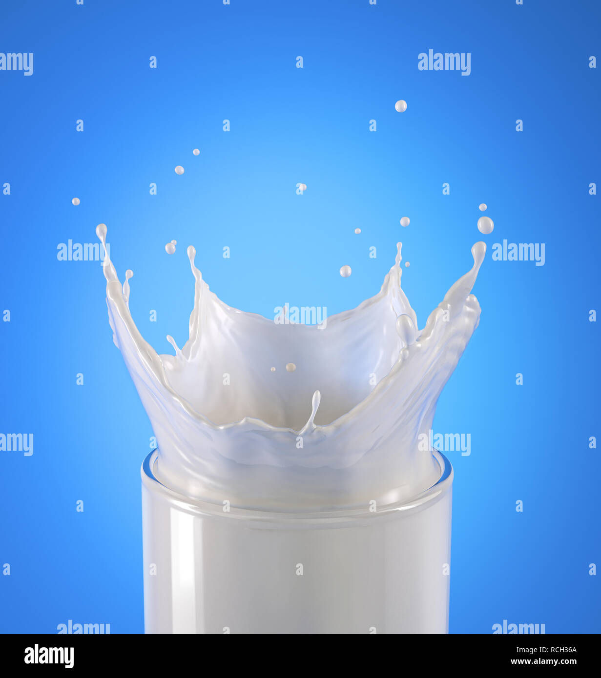 Bicchiere pieno di latte con corona splash. Vista ravvicinata, su sfondo blu. Percorso di clipping incluso. Foto Stock