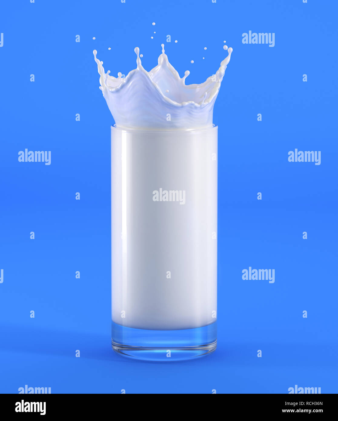 Un bicchiere di latte con corona splash. La visualizzazione completa su sfondo blu. Percorso di clipping incluso. Foto Stock