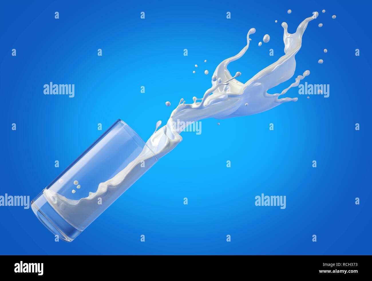 Bicchiere di latte versarsi in aria con grande splash. vista laterale. Isolato su sfondo blu Foto Stock