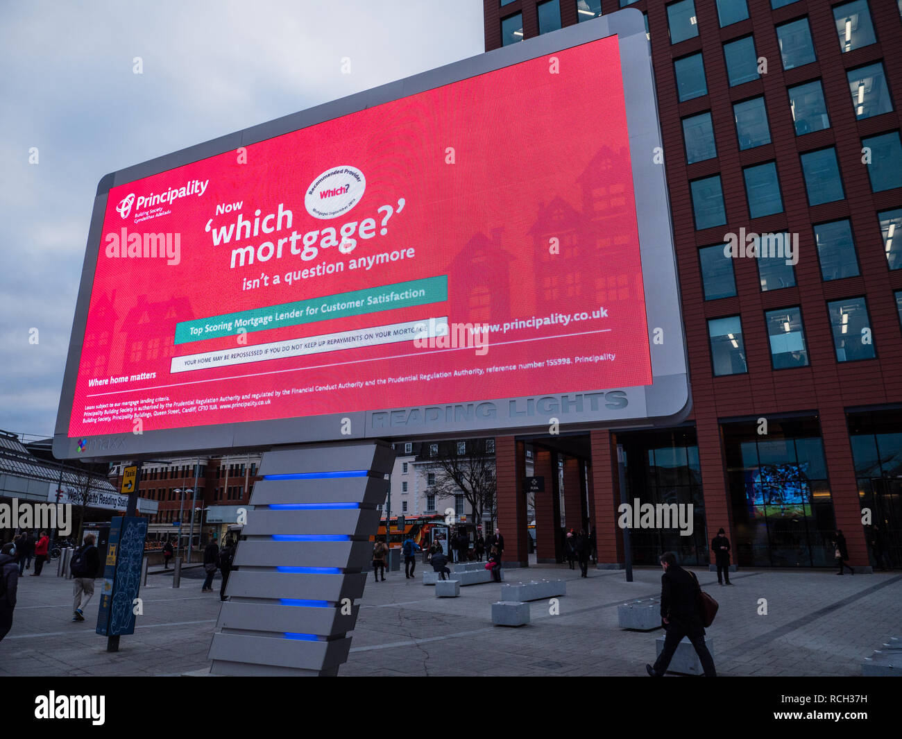Luci di lettura, pubblicità elettronica di bordo, inquinamento visivo, lettura Rail station, Reading, Berkshire, Inghilterra, Regno Unito, GB. Foto Stock