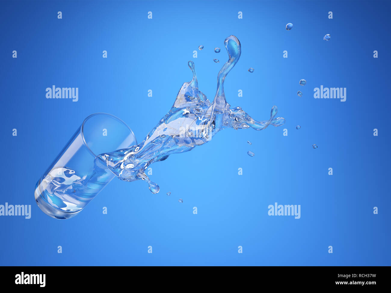 Vetro con fuoriuscita di spruzzi d'acqua. vista prospettica. Su sfondo blu. Percorso di clipping incluso. Foto Stock